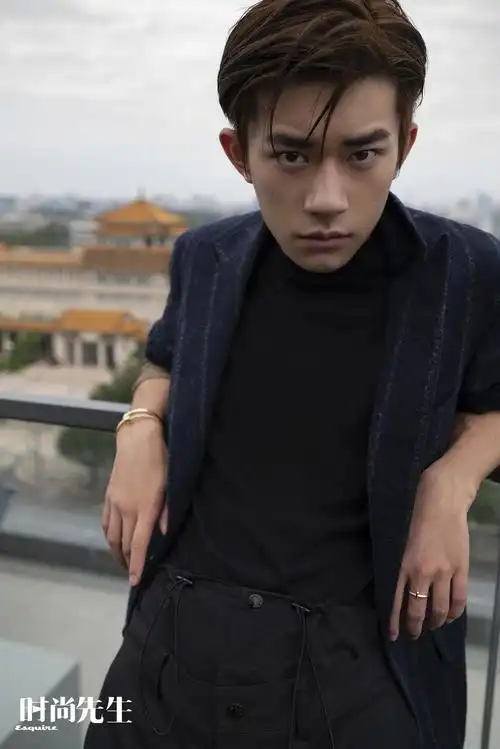 易烊千玺双刊封面大片曝光 西装造型诠释少年成熟魅力