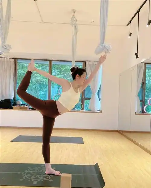 身材管理真好吕一晒瑜伽照秀魔鬼身材白皙马甲线美得掐出水