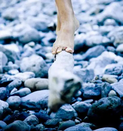 女性,仅一个女性,仅一个人,朦胧,模糊,石子,树桩,光脚,树,树干,赤脚