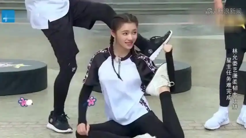 林允武汉机场蹲地大吃鸭脖