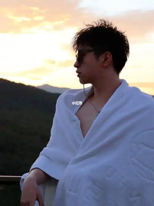 想知道女生会喜欢长的奶身材狼的男生吗