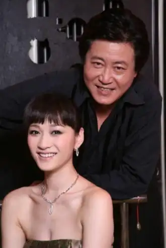 鄢颇罕见晒与妻子合照庆祝结婚四周年妻子身份首度曝光