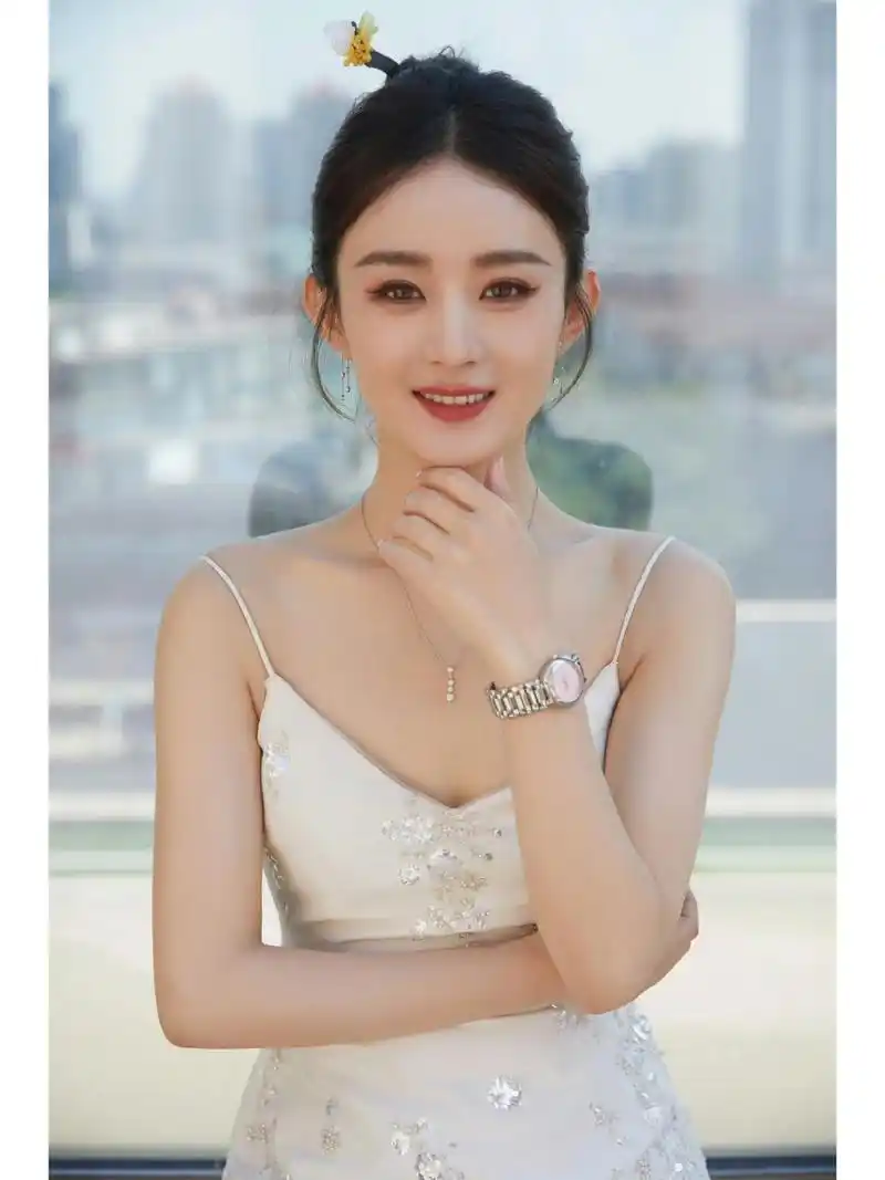 赵丽颖她的时尚资源这两年很好.