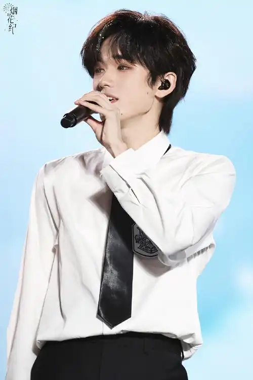 楼间楼演唱会重庆站爱人的眼睛是第八大洋98@时代少年团-宋亚轩