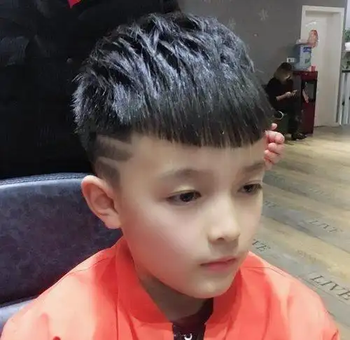 小男孩个性创意刻痕铲两边短发设计_发型师姐