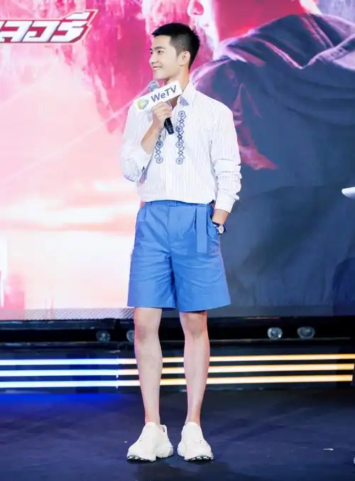 杨洋寸头发型清新感十足黑色西装搭配条纹衬衫俊朗又乖萌