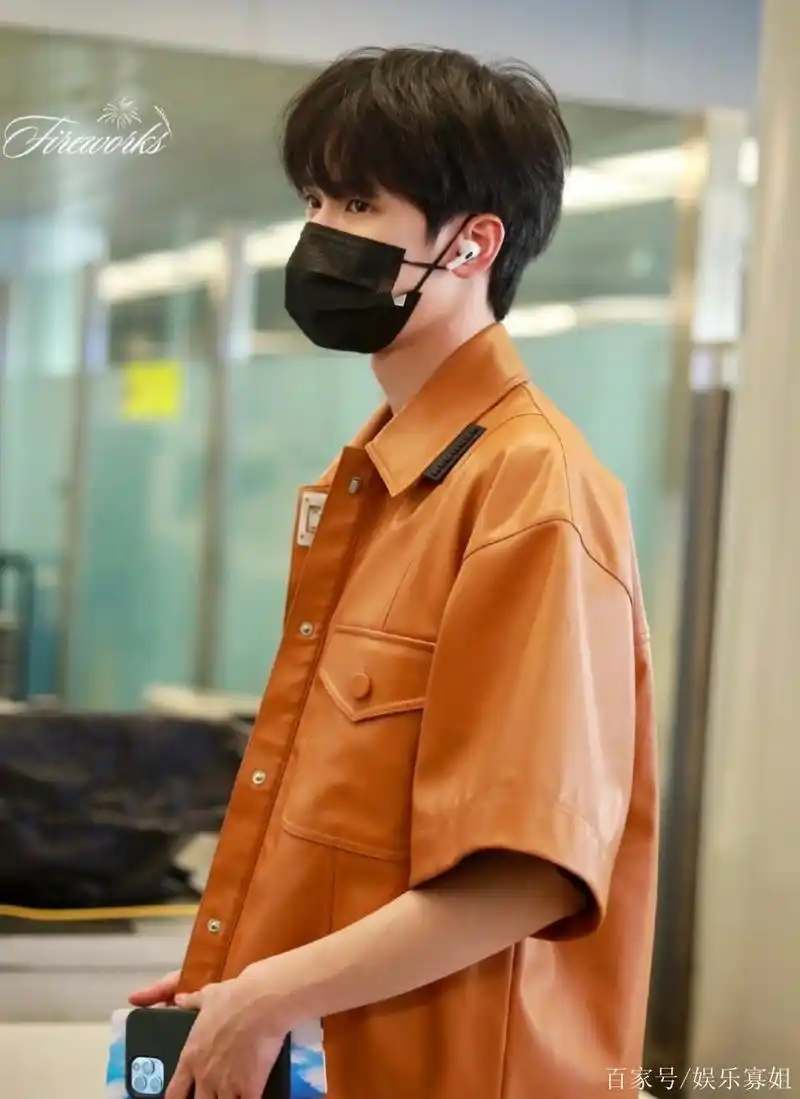 严浩翔今日机场look,棕色皮皮衣搭黑t黑裤,时髦少年,酷帅有型
