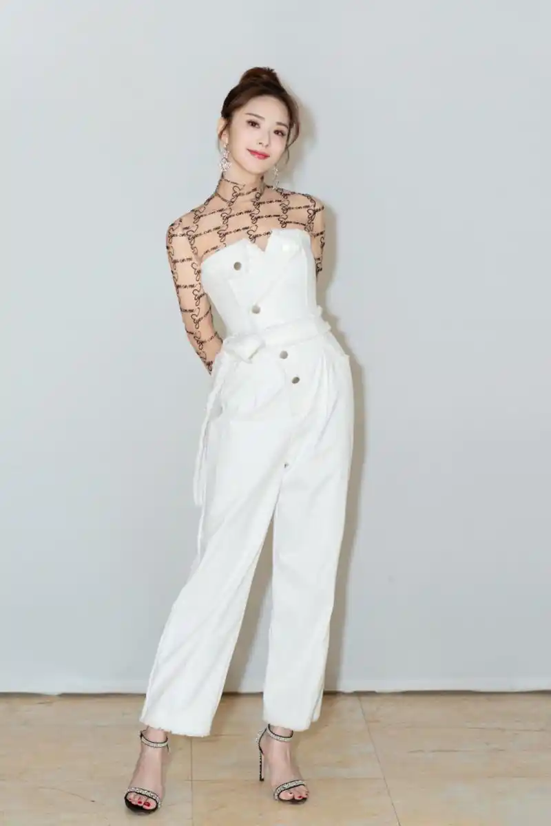 湖南卫视美女主持 刘烨-美腿玉足合集