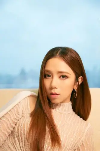 邓紫棋淡妆大变样网友直呼认不出