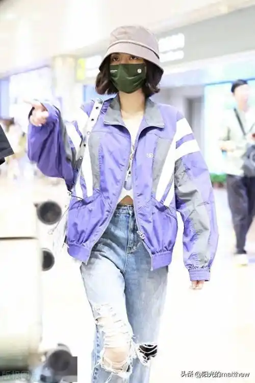 街拍:刘惜君紫色运动外套 破洞牛仔裤 渔夫帽随性率性_北京_机场
