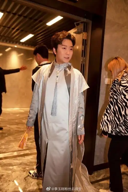 李玉刚万疆唱响新年第一首歌##李玉刚万疆与跨年晚会的适配度