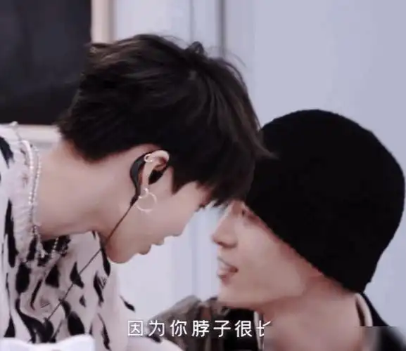 范丞丞摸刘雨昕脸谁注意女方下一秒的反应粉丝直呼太不矜持