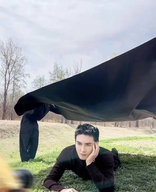 高伟光是杨幂旗下嘉行公司签约演员,长相精致身材高挑,在和迪丽热巴