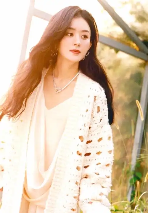 赵丽颖最新期杂志封面大片百变剧抛脸