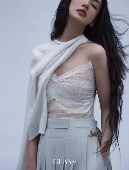 glass七月刊封面##李沁最新大片姿势