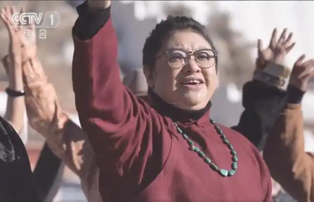 韩红:身穿藏服回家乡,布达拉宫广场快闪演唱《唱支山歌给党听》