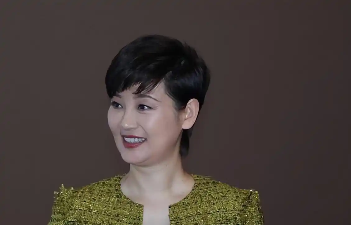 徐帆素颜探班,冯小刚冷漠回应 冯小刚的妻子徐帆素颜来探班,冯小刚