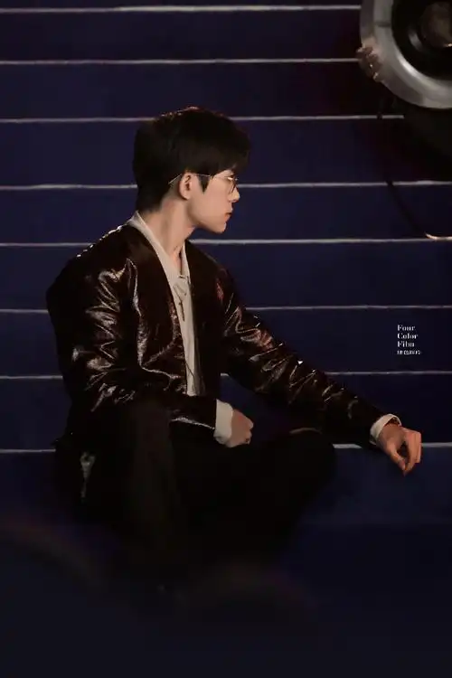 易烊千玺复古红皮衣##vogue时尚之力盛会