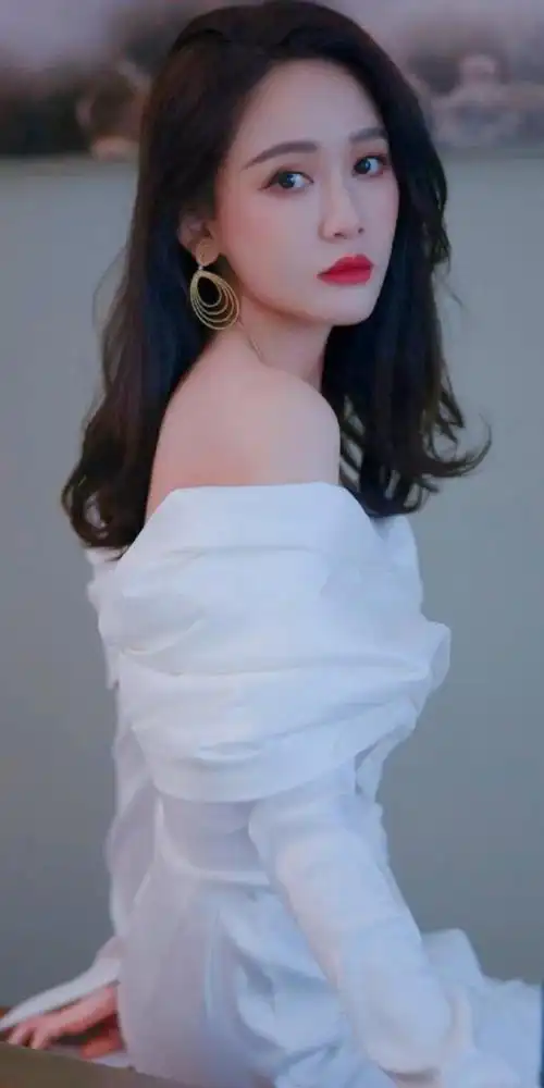 陈乔恩白色抹胸裙优雅写真壁纸|陈乔恩_新浪新闻