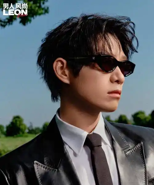 今夏最大黑马:魏大勋男人风尚九月刊封面来袭 真是阳光开朗大男孩