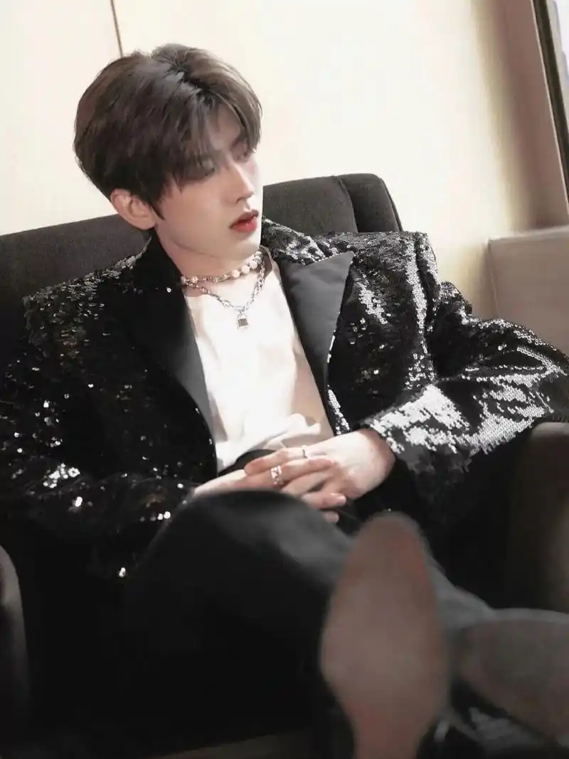 蔡徐坤惊艳图片 "我永远为你热泪盈眶"