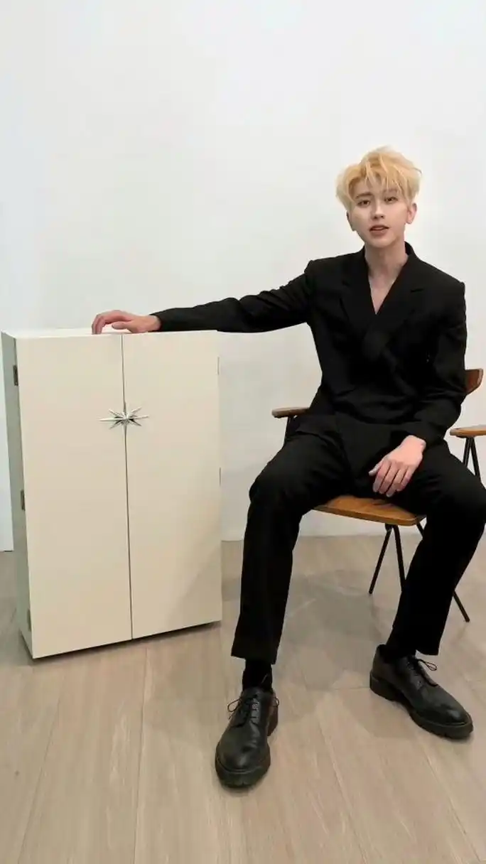 被蔡徐坤的大长腿帅到昏迷!#日常穿搭# #元气出街奥利给