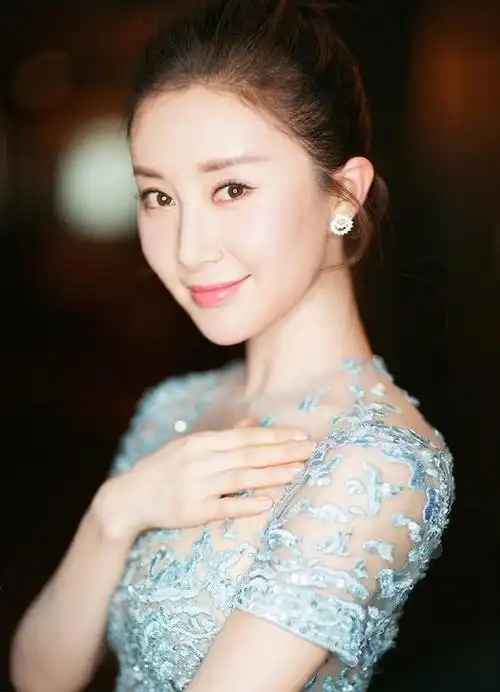 舒畅演技好,堪称努力型好演员,人品也特别好,没有绯闻.