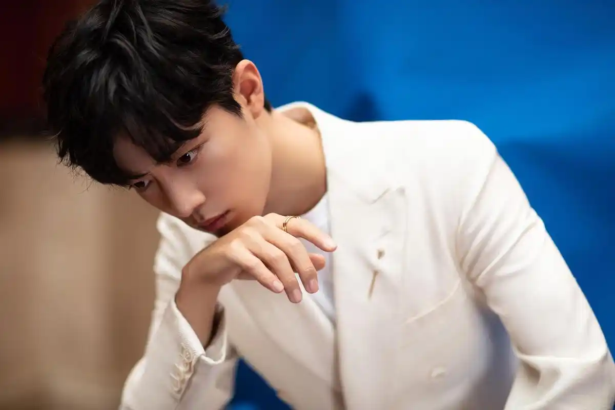 白衣少年肖战高清原图查看