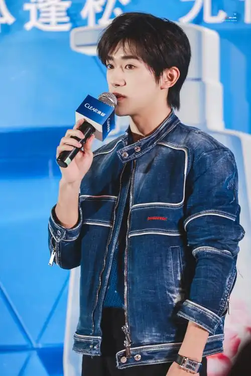 清扬品牌代言人易烊千玺##易烊千玺破洞针织内搭