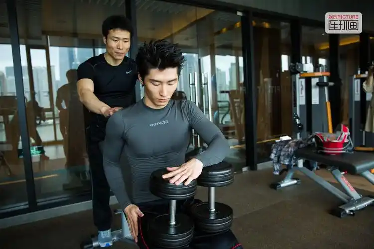 训练间隙,窦骁也会跑来跟我们小聊一会当做休息.