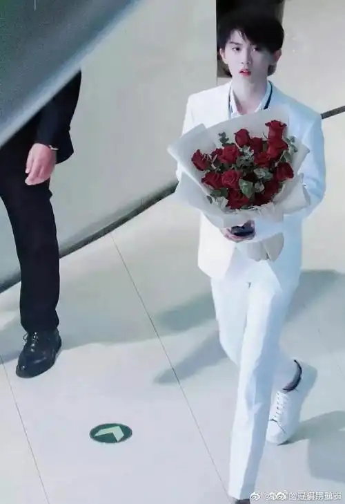 马嘉祺捧花##马嘉祺有你的季节镜头