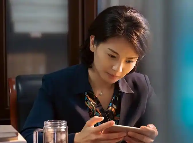 40岁孙俪活动近照,大冬天露大腿一脸凶相,养生过度"害"了她 - 娱乐