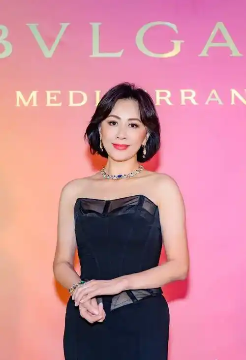 刘嘉玲身穿露肩抹胸黑裙出席活动,高贵大方,娇艳妩媚