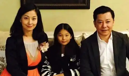 57岁老戏骨孙思瀚移民美国女儿靓丽赛明星大赞国外秀个不停