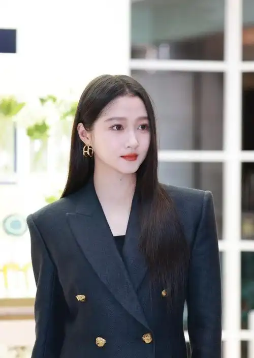 关晓彤西装套装造型 关晓彤在广州活动中以一身西装套装亮相,展现了