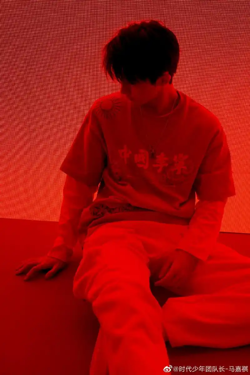 马嘉祺这侧脸照绝了,喉结好明显,这一组太欲了! 676767