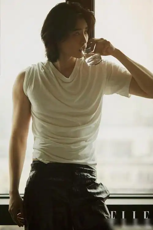 钟硕《elle》画报,魅力中长发,优越肌肉线条,魅力不减反增|elle|腹肌