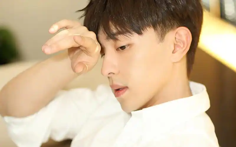 邓伦帅气迷人居家写真图片桌面壁纸