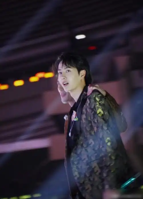 王一博吊威亚跨年舞台,彩排版更加精彩!