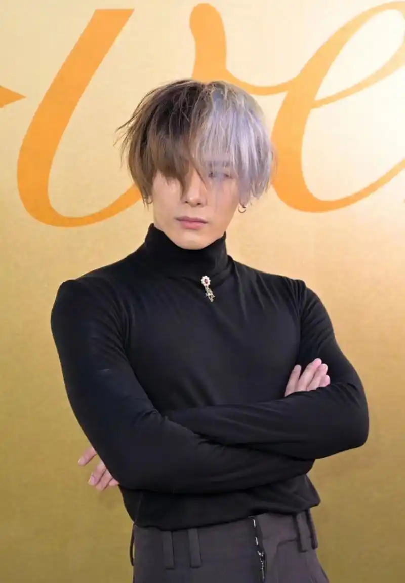 王嘉尔这个发型欣赏不来,像刚洗完头吹干