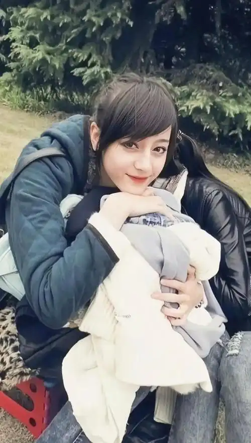 240123追忆校园时光网友发布迪丽热巴大学旧照美貌与才华并存