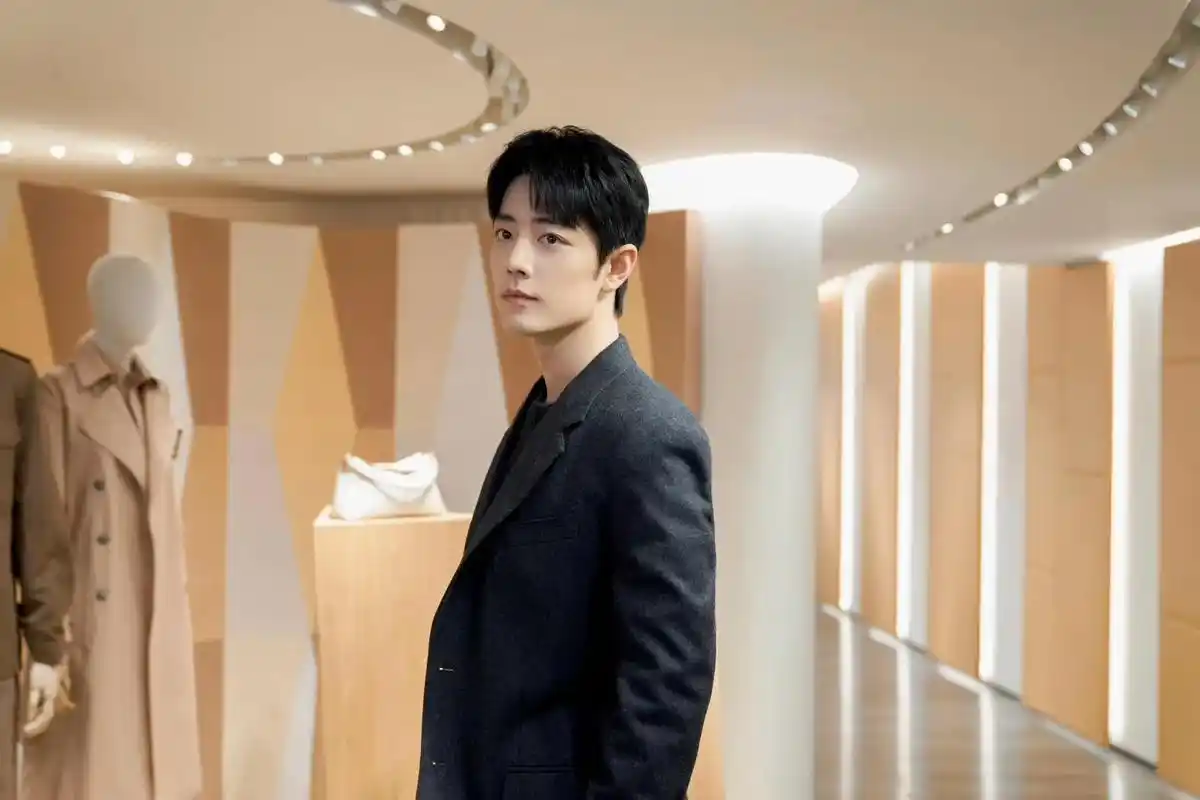 肖战米兰探店 #肖战 身穿黑色西装 绅士十足  一人千面  - 抖音