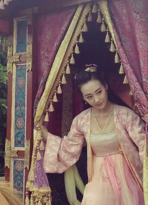 接着是反派李纯的古装:可以看出,《花千骨》里女子的服饰