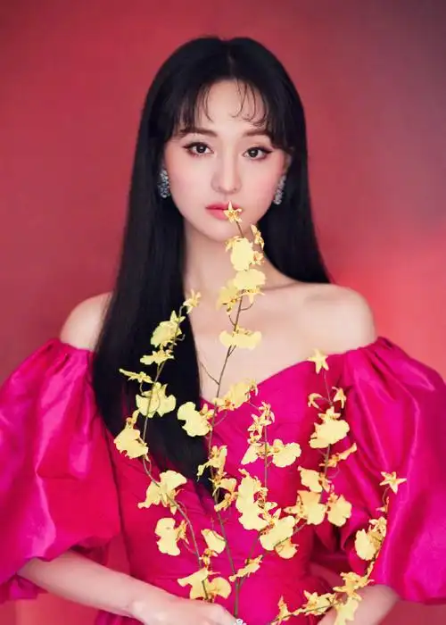 郑爽玫红露肩短裙,好好看!冬日里的一抹玫红色公主,风格百变小爽!