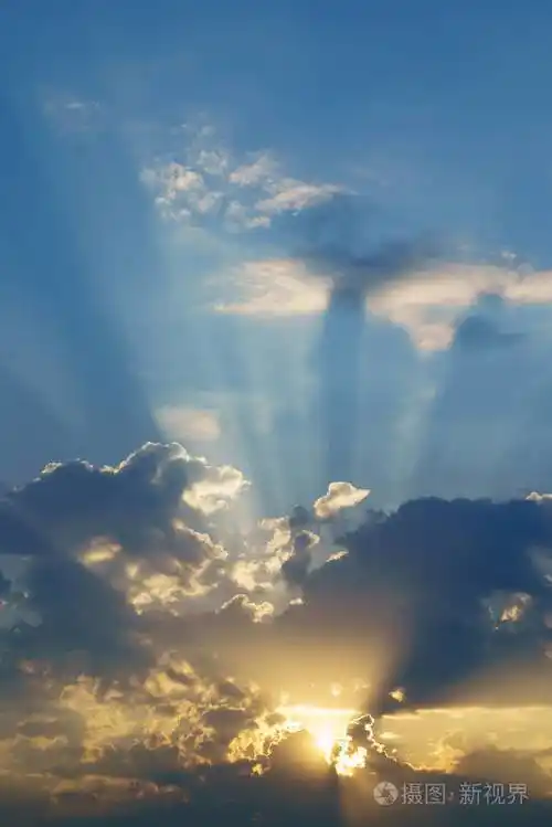 明亮的蓝色日出天空背景