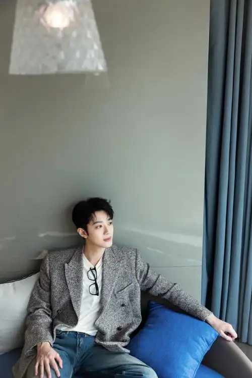 赖冠霖  今日活动图集,一身灰色西装外套搭配黑框眼镜,有秋日的温暖