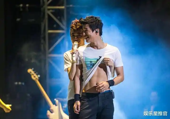 吴青峰和乐队吉他手亲亲抱抱,不说没没点什么,大家还真不信_刘家凯