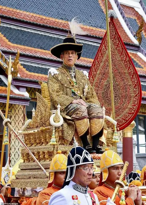 当地时间5月4日到5月6日,泰国国王玛哈·哇集拉隆功在曼谷皇宫举行