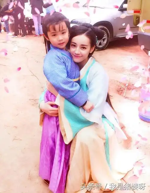 迪丽热巴配美照发博宣传新片,评论区里意外发现热巴的儿子