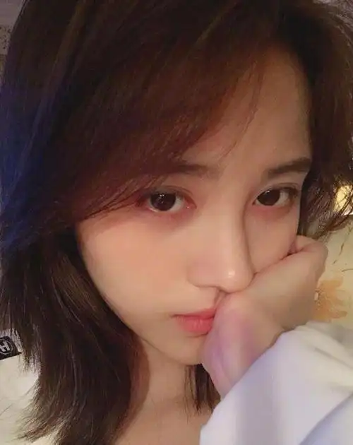 四千年美女晒超近距离自拍皮肤水嫩大眼迷人